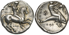 CALABRE, TARENTE, AR nomos, 340-325 av. J.-C. D/ Cavalier au galop à d., ten. un bouclier et deux lances de la g. et brandissant une troisième lance d...