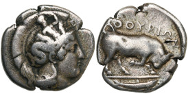 LUCANIE, THOURIOI, AR statère, vers 410-400 av. J.-C. D/ T. casquée d'Athéna à d., le casque orné du monstre Scylla. Devant la visière, E. R/ ΘOYPIΩN ...