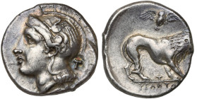 LUCANIE, VELIA, AR didrachme, 400-340 av. J.-C. D/ T. casquée d'Athéna à g., le casque orné d'un griffon. Derrière, T. R/ Lion marchant à d. Au-dessus...