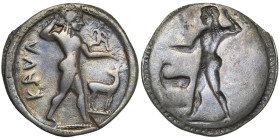 BRUTTIUM, CAULONIA, AR statère, vers 510-500 av. J.-C. D/ Apollon deb. à d., ten. une branche de laurier et un petit daimon courant sur son bras g. te...