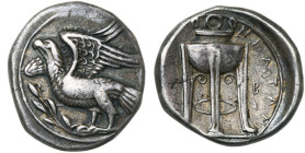 BRUTTIUM, CROTONE, AR statère, 350-300 av. J.-C. D/ Aigle à g. sur une branche d'olivier, les ailes ouvertes. R/ KPOTΩ-NIATAN Trépied orné. A d., B. S...