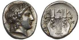 MACEDOINE, OLYNTHOS, Ligue chalcidienne, AR tétradrachme, 398-395 av. J.-C. D/ T. l. d'Apollon à d. R/ X-A-Λ-ΚΙΔ-ΕΩ Cithare à sept cordes, la lanière...