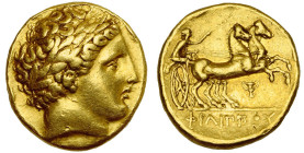 ROYAUME DE MACEDOINE, Philippe II (359-336), AV statère, 340-328 av. J.-C., Pella. D/ T. l. d'Apollon à d. R/ ΦΙΛΙΠΠOY Bige au galop à d. Sous les ant...