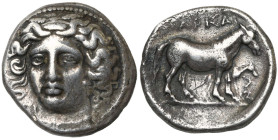 THESSALIE, LARISSA, AR drachme, vers 350 av. J.-C. D/ T. de la nymphe Larissa de f., légèrement tournée vers la g. R/ ΛAPIΣΑΙ/ΩN Cheval et poulain à d...