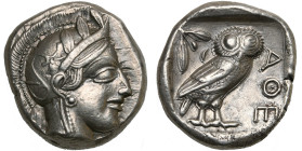 ATTIQUE, ATHENES, AR tétradrachme, vers 440-400 av. J.-C. D/ T. casquée d'Athéna à d., le casque orné d'un fleuron et de feuilles d'olivier. R/ AΘE Ch...