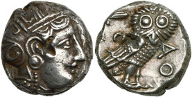ATTIQUE, ATHENES, AR tétradrachme, vers 350-340 av. J.-C. Style Pi V. D/ T. casquée d'Athéna à d., le casque orné d'un fleuron et de feuilles d'olivie...
