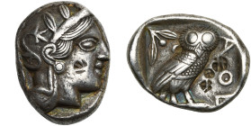 ATTIQUE, ATHENES, AR tétradrachme, 259-229 av. J.-C. D/ T. casquée d'Athéna à d., le casque orné d'un fleuron et de trois feuilles de laurier. Sur la ...