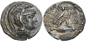 ATTIQUE, ATHENES, AR tétradrachme, 127-126 av. J.-C. D/ T. casquée d'Athéna à d. R/ A-ΘΕ∕ ΞΕ-ΝΟ∕ ΚΛΗΣ∕ APMO/ΞΕ∕ ΝΟΣ Chouette de f., sur une amphore. A...