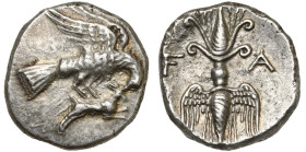 ELIDE, ELIS, AR drachme, vers 245-210 av. J.-C. D/ Aigle à d., les ailes ouvertes, saisissant dans ses serres un lièvre courant à d. et l'attaquant à ...