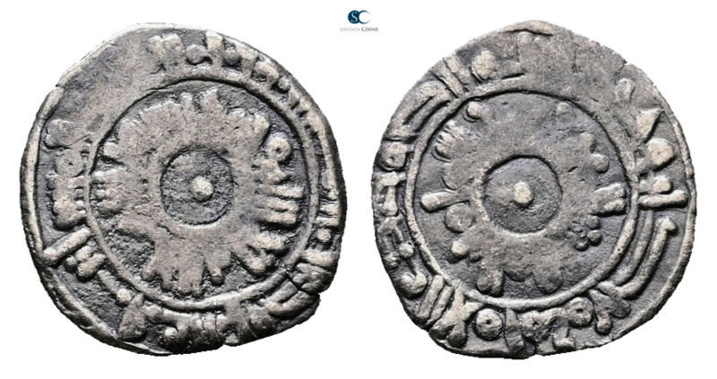 Fatimids. AH 296-567. 
AR 1/4 Dirham 

14 mm, 0,67 g



Good Very Fine