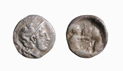 CALABRIA - TARENTUM (325-228 a.C.) DIOBOLO gr.1,07 - D/Testa di Athena elmata a d. R/Ercole lotta con il leone - Ar - HNItaly 976 BB+