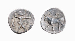 LUCANIA - POSEIDONIA (circa 410-350 a.C.) OBOLO gr. 0,36 - D/Poseidone in piedi a d. nell'atto di lanciare il tridente e tiene il braccio sinistro dis...