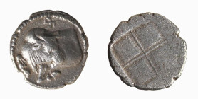 MACEDONIA - AKANTHOS (circa 470-390 a.C.) TETROBOLO gr.2,2 - D/Protome di toro a s. con testa rivolta all'indietro, sopra una piccola svastica R/Quadr...