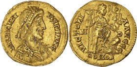 EMPIRE ROMAIN - ROMAN
Honorius (393-423). Solidus 395-402, Milan.
RIC.1206b ; Or - 4,45 g - 20 mm - 6 h
Une fine rayure sur le buste et de petites mar...