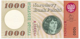 1.000 złotych 1965 -R-

Złamany przez środek. Wyraźny ślad po spinaczu oraz zagniecenie na lewym, górnym narożniku.
Świeży z mocnym połyskiem druku...