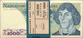 Paczka bankowa 1.000 złotych 1982 -HS- 100 sztuk

Oryginalna, pełna paczka z banderolą. Wszystkie banknoty w emisyjnych stanach zachowania.

POLAN...