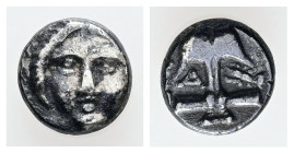 Thrace, Apollonia Pontika. AR, Diobol. 1.24 g. - 9.68 mm. Circa 375-335 BC.
Obv.: Laureate head of Apollo facing.
Rev.: Upright anchor; A to left, cra...