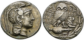 Attika. Athen 

Tetradrachme ca. 132-131 v. Chr. Athenakopf im attischen Helm nach rechts / In einem Lorbeerkranz hersehende Eule auf liegender Amph...