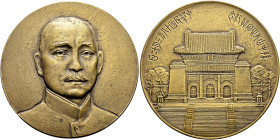 China-Republik. Erste Republik 1912-1949 

Bronzemedaille 1929 unsigniert, auf die Fertigstellung des Mausoleums für den ersten Präsidenten Sun Yat-...