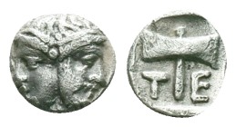 TROAS.Tenedos .(Circa 500-400 BC).Obol.
Obv : Janiform head, female on left, male on right.

Condition: Very Fine

Rev : T-E, double axe within i...