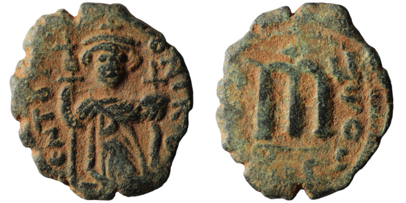 Constans II. (641-668 AD). Follis. Obv: Constans II. standing facing. Rev: M. ar...