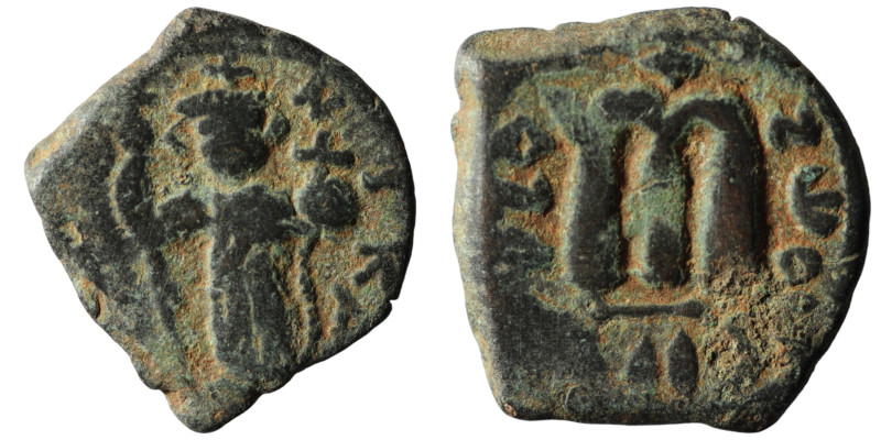 Constans II. (641-668 AD). Follis. Obv: Constans II. standing facing. Rev: M. ar...