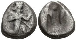 ACHAEMENID EMPIRE. Time of Darios I to Xerxes II (485-420 BC). Sardes.
AR Siglos (15mm 5.37g)
Obv: Persian king in kneeling-running stance right, ho...