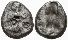 ACHAEMENID EMPIRE. Time of Darios I to Xerxes II (485-420 BC). Sardes.
AR Siglos (14.8mm 5.39g)
Obv: Persian king in kneeling-running stance right, ...