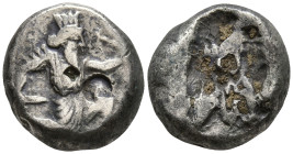 ACHAEMENID EMPIRE. Time of Artaxerxes II to Artaxerxes III (Circa 375-340 BC). Sardes.
AR Siglos (14.8mm 5.29g)
Obv: Persian king in kneeling-runnin...