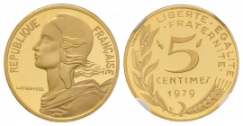 Cinquième République 1959 à nos jours
Piéfort en or de 5 centimes Marianne, 1979, AU 8.7 g. 920‰ 
Ref : GEM22.P3 
Conservation : NGC PROOF 67 Ultra Ca...