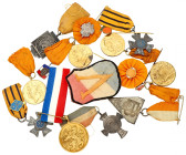 Nederland. Voornamelijk jaren '40. Lot (16) Speldjes en medailles - Gerelateerd aan het Koningshuis. 99,8 g. Gemiddeld Zeer Fraai.