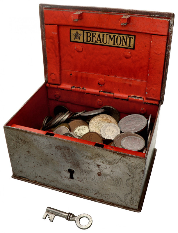 World. Collection of world coins, in an iron box. F - XF. key included. 2855 g.