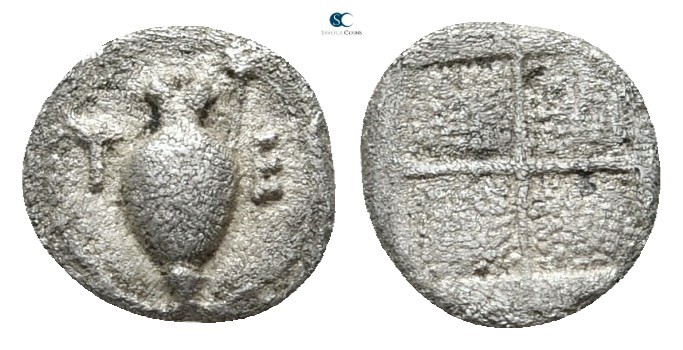 Macedon. Terone 424-422 BC. 
Tetartemorion AR

7 mm., 0,22 g.

T-E, Oinocho...