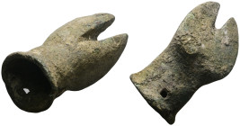 Weight 66,13 gr - Diameter 61 mm. .Bronze Roman Cattle left leg. 1-3 centuries AD.