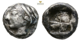 Ionia, Phokaia AE Diobol Silver ca 625/0-522 BC, 1g 9,4 mm
Obv: Female head left, wearing helmet or sakkos.
Rev: Quadripartite incuse square.
Ref: Ros...