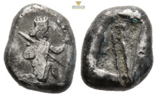 Persia, Achaemenid Empire. Xerxes I - Darius II. AR, Siglos.5.1 g 17,5 mm. Circa 485-420 BC.
Obv: Persian King / hero kneeling-running right, holding ...