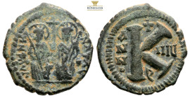 JUSTIN II y SOFIA. 1/2 Follis. (Ae. 6,5 g/23,7 mm). 569 d.C. Theoupolis. (DOC 169). Anv: Justino y Sofía sentados de frente portando cetro y globo, al...