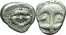 Continental Greece. Thrace, Apollonia Pontika. AR Drachm, second half of 4th cent. BC. D/ Anchor; to left, crayfish; to right, A. R/ Gorgoneion. SNG F...
