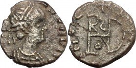 Ostrogothic Italy, Theoderic (493-526). AR 1/4 Siliqua, in the name of Anastasius I, Mediolanum mint. D/ Blundered legend. Pearl-diademed and mantled ...