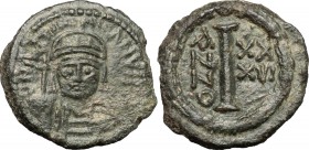 Justinian I. (527-565). AE Decanummium, Ravenna mint. D/ DN IVSTINIANVS PP AVG. Helmeted and cuirassed bust facing, holding globus cruciger and shield...