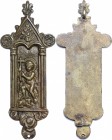 Applique in bronzo, XVI-XVII sec. D/ San Giovanni bambino con agnello in tabernacolo decorato con elementi floreali. AE. 114 x 46 mm. SPL.