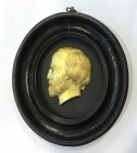 Giuseppe Garibaldi (1807-1882), generale, patriota, condottiero e scrittore. Placca sagomata in bronzo dorato con volto a sinistra in cornice di legno...