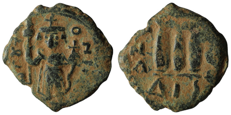 Constans II. (641-668 AD). Follis. Obv: Constans II. standing facing. Rev: M. ar...