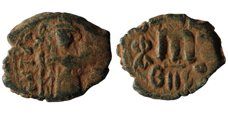 Constans II. (641-668 AD). Follis. Obv: Constans II. standing facing. Rev: M. ar...