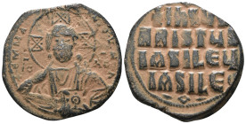 Basil II). AE Follis AD. 976-1025. Constantinople. Artificial sandpatina. Weight 10,75 gr - Diameter 28 mm