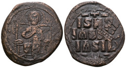 Constantine IX (1042-1055 AD). AE Follis .Weight 9,44 gr - Diameter 30 mm