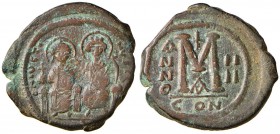 Giustino II (565-578) Follis (Costantinopoli) Gli imperatori seduti di fronte – R/ Lettera M – Sear 360 AE (g 14,46)
MB+