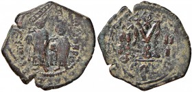 Eraclio (610-641) Follis (Nicomedia) – Gli imperatori stanti di fronte - R/ Lettera M – Sear 834 AE (g 10,37) Ribattuto ma di bella qualità per questo...