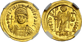 Justiniano I (527-565). Constantinopla. Sólido. (Ratto 455 var) (S. 140). Anv.: D. N. IVSTINIANVS PP. AVG. Su busto galeado y acorazado de frente, sos...
