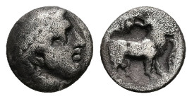 Thrace, Ainos. AR, Diobol. 1.16 g. - 9.85 mm. Circa 427/6-425/4 BC.
Obv.: Head of Hermes right, wearing petasos.
Rev.: AIN, Goat standing right; tendr...